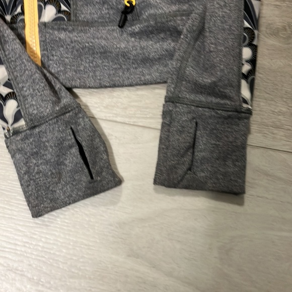 Ivivva, girls 10 , 4 way stretch , zip up yoga top. - Picture 4 of 5